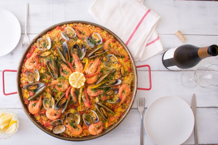 Paella et vin blanc