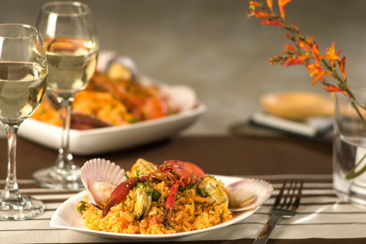 Paella et vin blanc